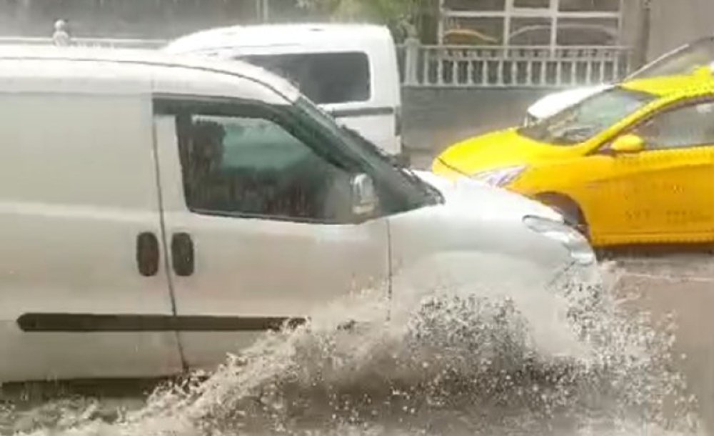 Aşırı Yağış Hayatı Felç Etti 