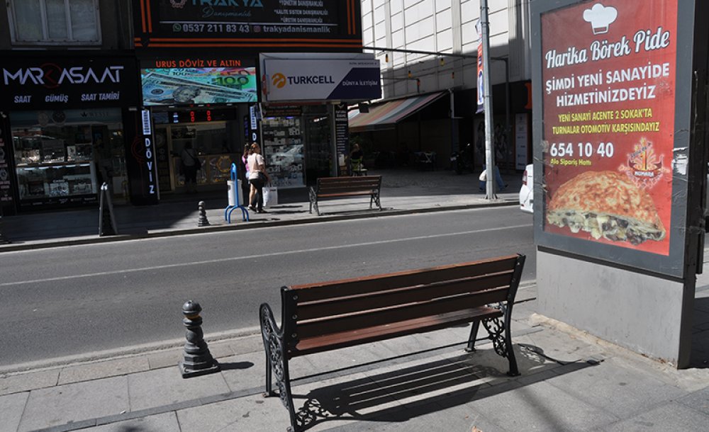 Cadde Manzaralı Banklar Gün İçinde Boş Kalıyor