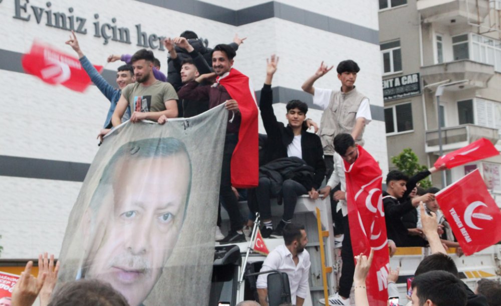 Çerkezköy'de Vatandaşlar Seçim Zaferini Kutladı