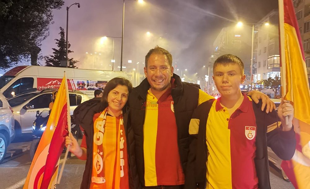 Galatasaraylı Taraftarlar Şampiyonluğu Kutladı 