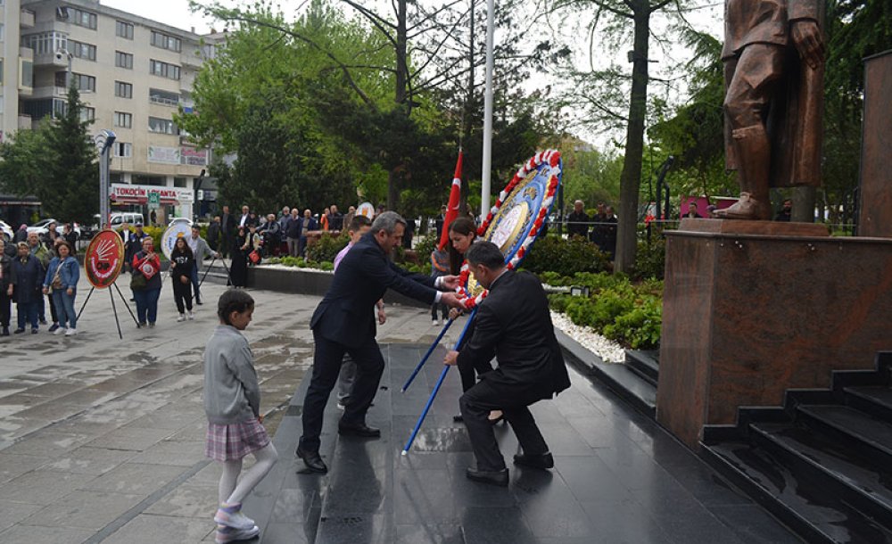 Atatürk Anıtına Çelenkler Sunuldu