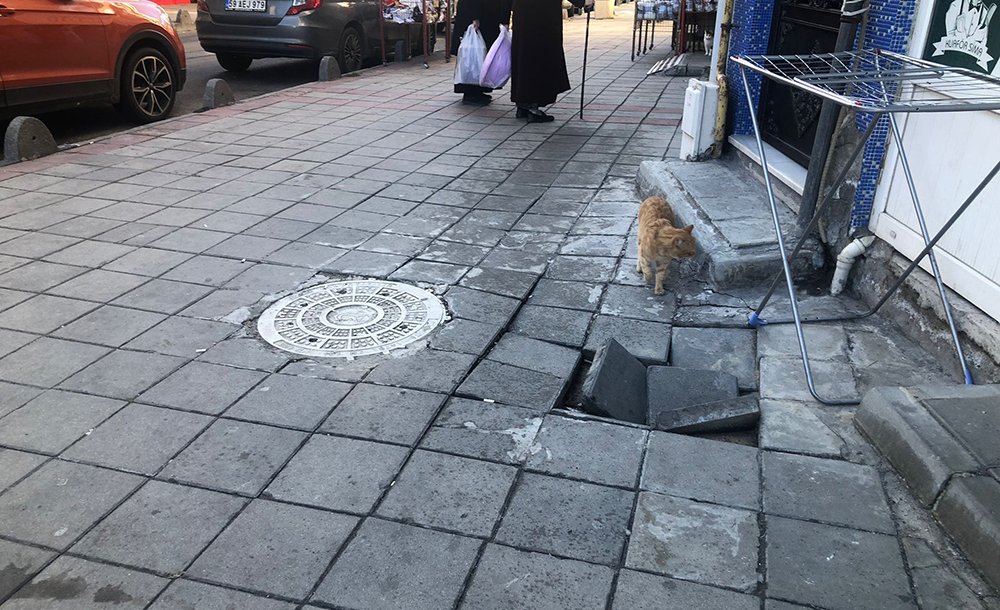 Belediye Çöken Kaldırımları Görmüyor Mu?