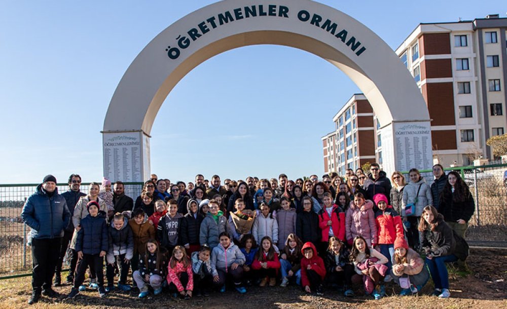 İlkokul Öğrencileri Öğretmenleri Adına Ağaç Dikti