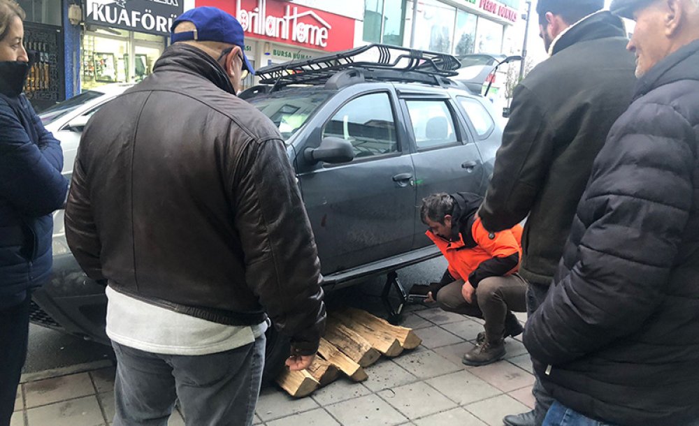 Kadın Sürücü Kaldırıma Çıktı, Tehlike Ucuz Atlatıldı