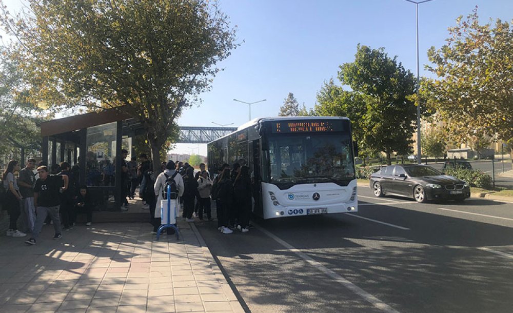 Okullar Bölgesinde Otobüse Binmek Mucize 