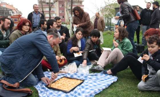 Kıymet Teyze'nin Yeşil Alanı Piknik Meskeni Oldu