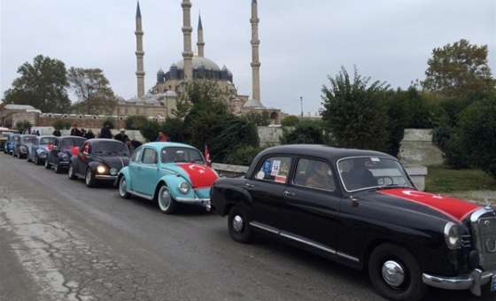 Cumhuriyet Coşkusunu Klasik Otomobilleriyle Yaşadılar