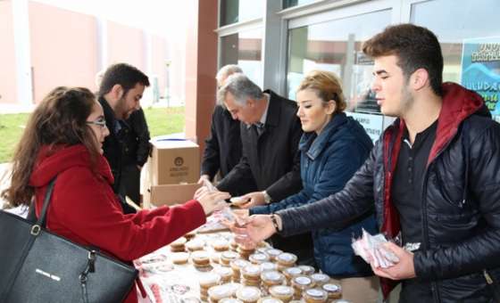 Üniversite Öğrencilerine Aşure Dağıtıldı