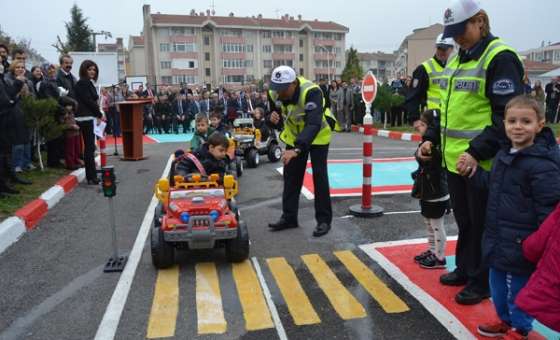 Minik Öğrenciler Trafikteki Performanslarıyla Büyüklere Taş Çıkarttı 