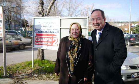 Kıymet Teyze Ve Vatandaşlar Parkın Zaferini Davul Zurnayla Kutladı