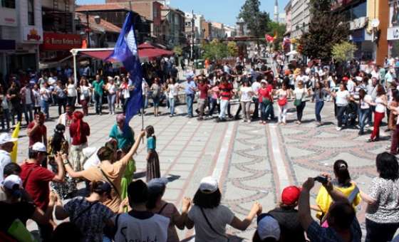 İşçiler Halay Çekti, Romanlar Göbek Attı