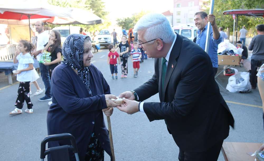 Başkan Yüksel Aşure İkram Etti