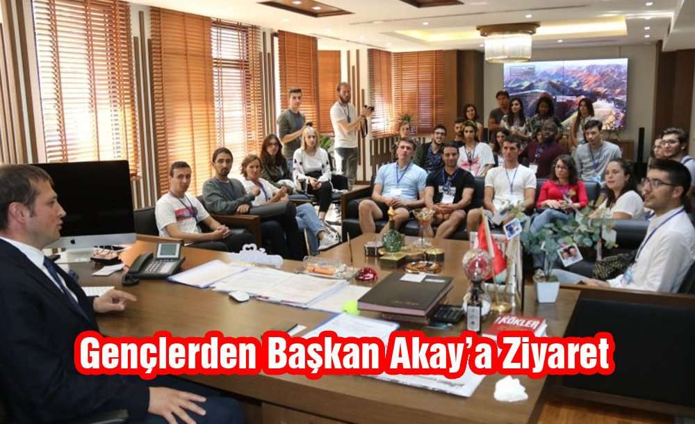 Gençlerden Başkan Akay'a Ziyaret