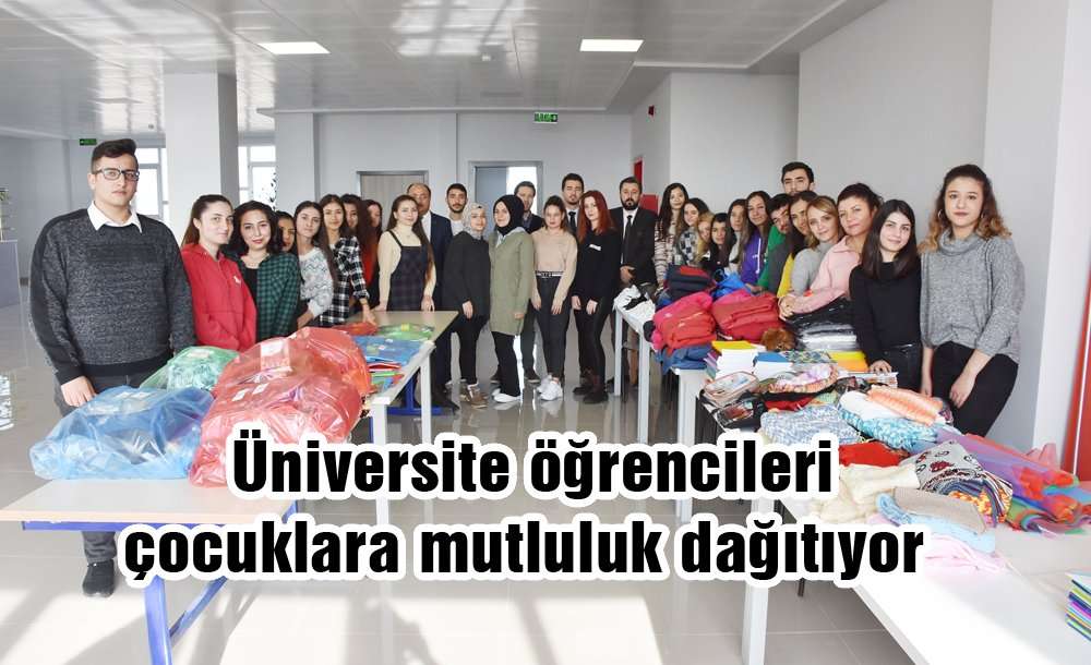 Üniversite Öğrencileri Çocuklara "mutluluk" Dağıtıyor