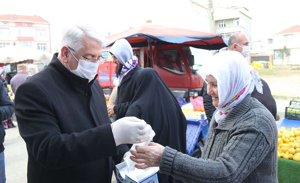 Pazarda Dezenfektan, Maske Ve Eldiven Dağıttı