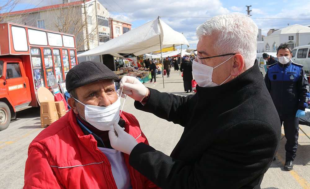 Pazarda Dezenfektan, Maske Ve Eldiven Dağıttı