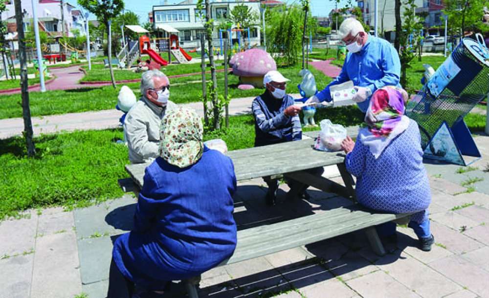 65 Yaş Üstü Vatandaşlara Parklarda Maske Dağıttı