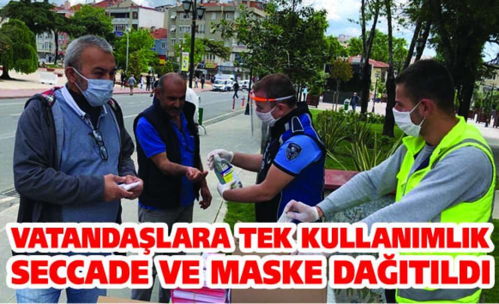 Vatandaşlara Tek Kullanımlık Seccade Ve Maske Dağıtıldı