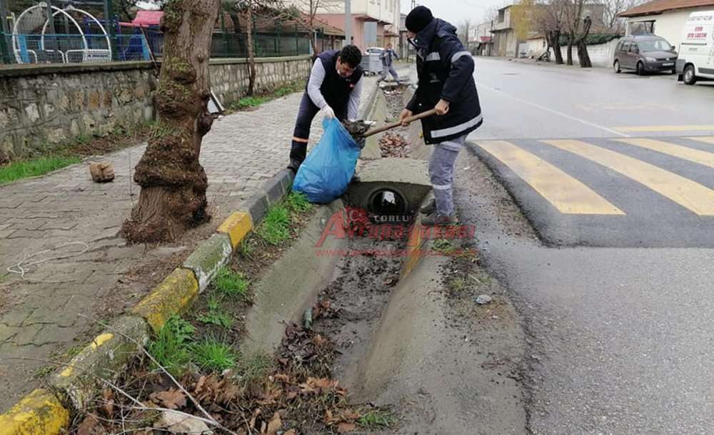 Su Kanalları Ve Yağmur Suyu Izgaraları Temizlendi