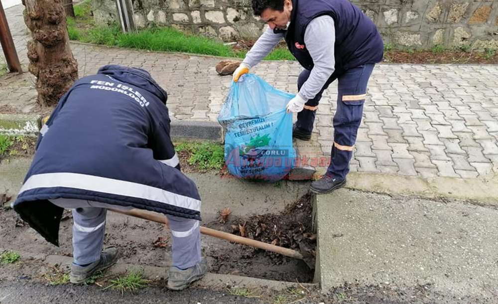 Su Kanalları Ve Yağmur Suyu Izgaraları Temizlendi