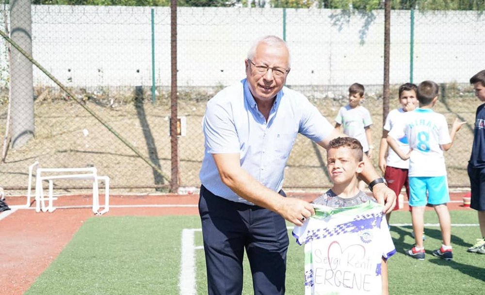 Ergene Belediyesi Futbol Kursundaki Çocuklara Formalarını Dağıttı