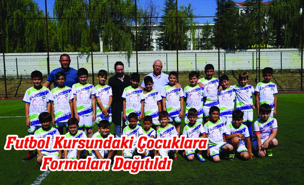 Ergene Belediyesi Futbol Kursundaki Çocuklara Formalarını Dağıttı