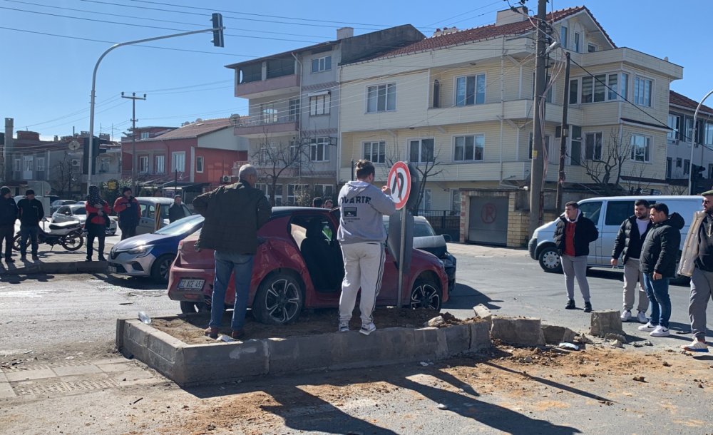 Kırmızı Işık İhlali Kazaya Sebebiyet Verdi 