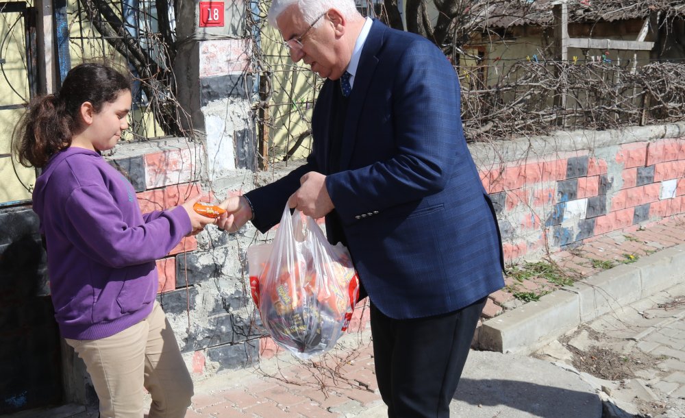 Kapı Kapı Gezerek Kadınlar Gününü Kutladı