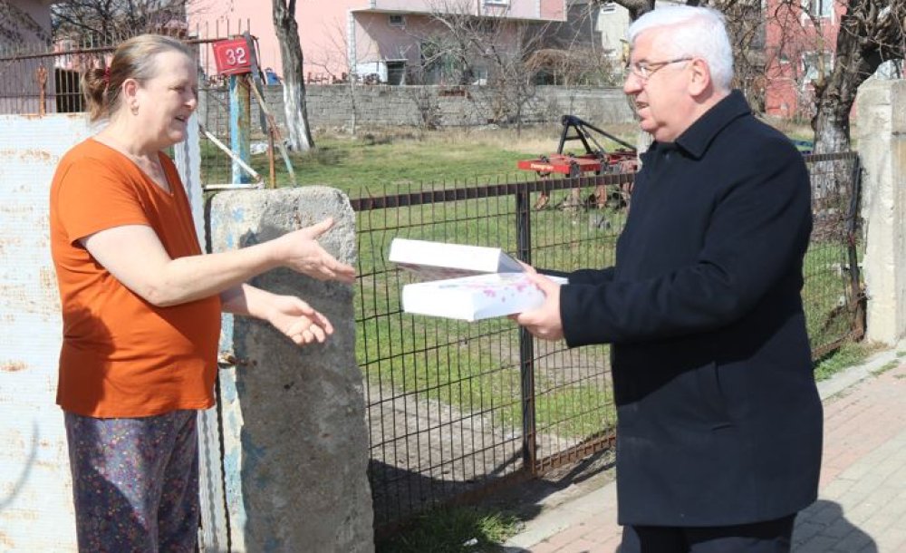 Kapı Kapı Gezerek Kadınlar Gününü Kutladı