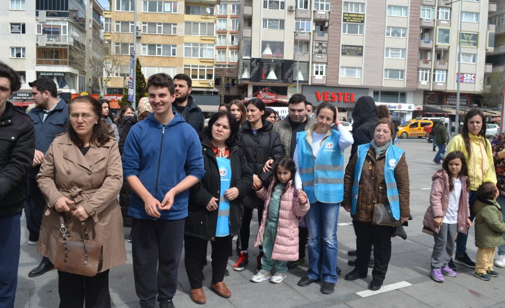 “Otizmli Bireylerin Farkında Değil, Yanında Olun”