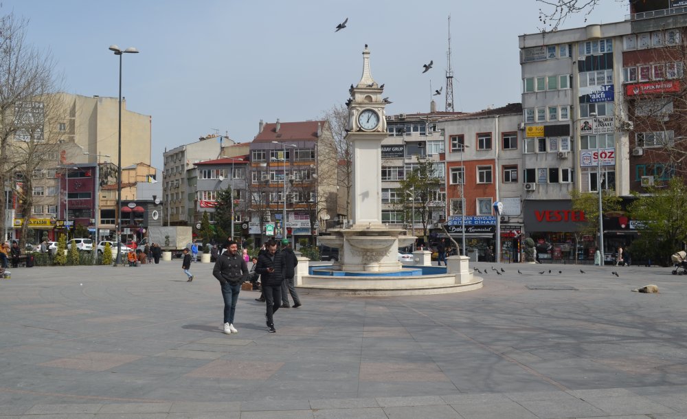 Havuz Çalışmadığı Zaman Güvercinler Meydandan Uzaklaşıyor