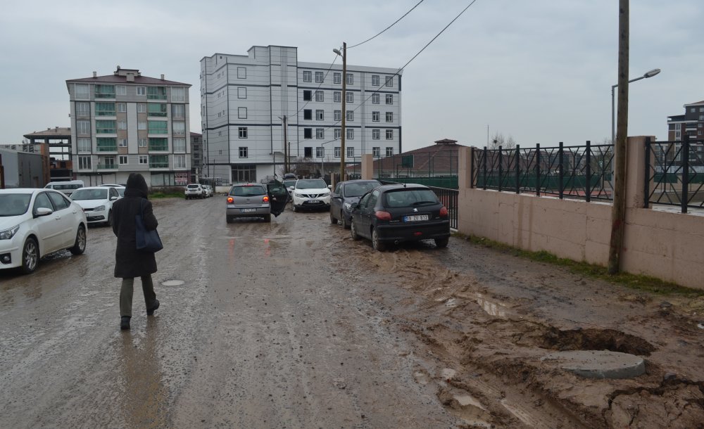 Öğrenciler Çamur Nedeniyle Okula Giremiyor!