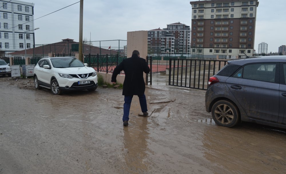 Öğrenciler Çamur Nedeniyle Okula Giremiyor!