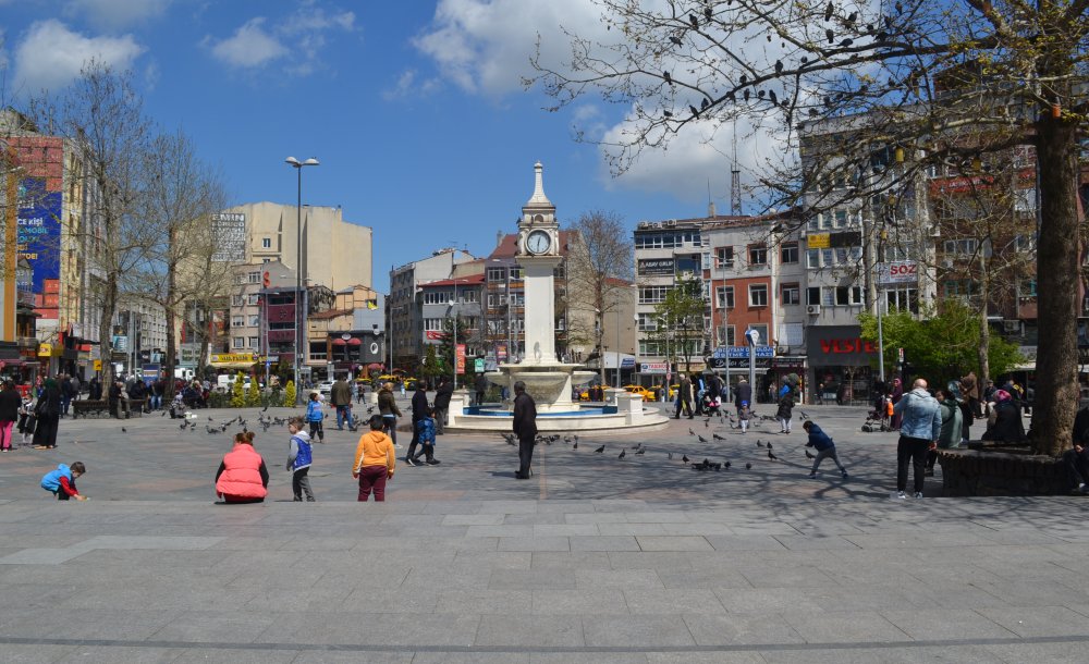 Güneşi Gören Meydanlara Akın Etti 