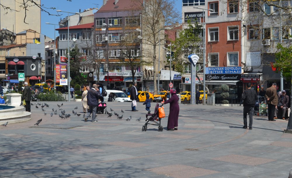 Güneşi Gören Meydanlara Akın Etti 