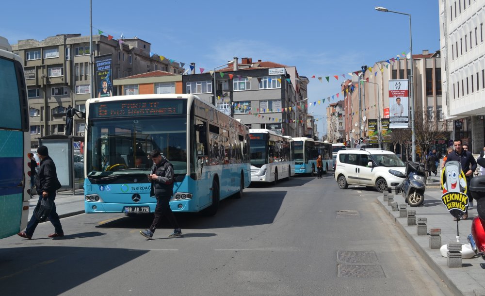 Aynı Anda Gelen 4 Otobüs Durağa Giremedi!