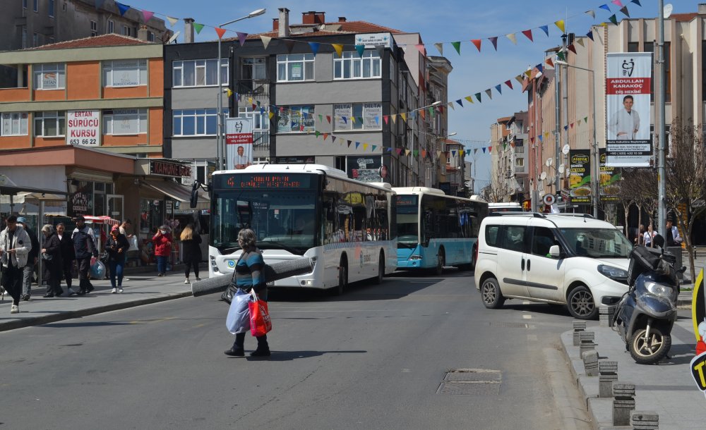 Aynı Anda Gelen 4 Otobüs Durağa Giremedi!