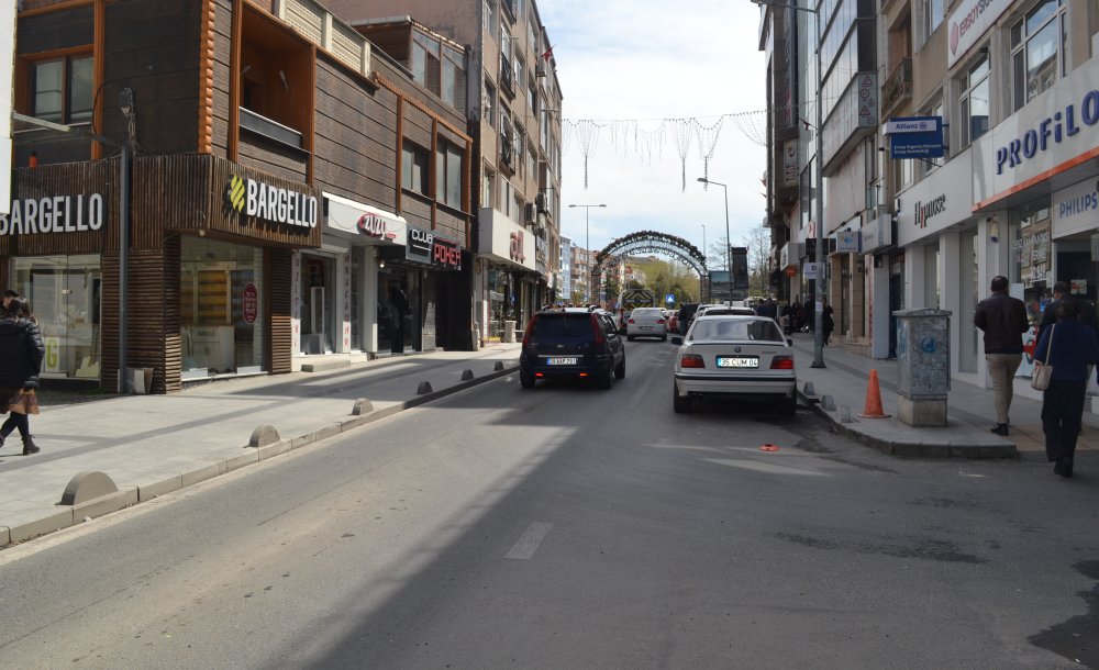 Caddelere Araç Parkı Yasaklanacak Mı?