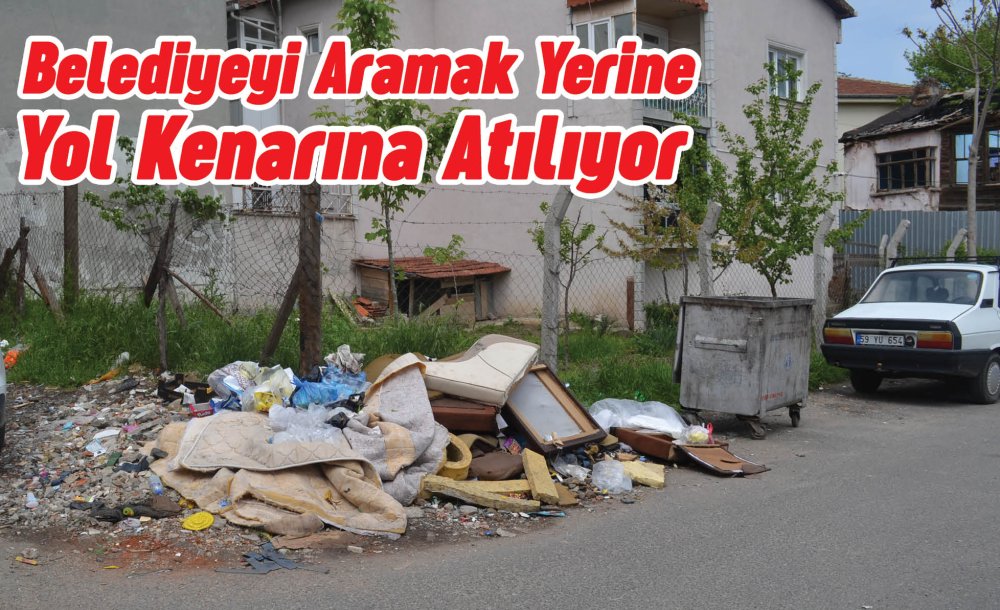 Belediyeyi Aramak Yerine Yol Kenarına Atılıyor