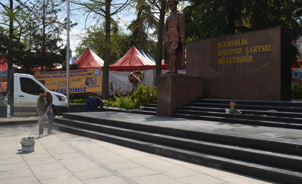 Atatürk Meydanı'nda Merdiven Ve Kaldırımlar Onarıldı!