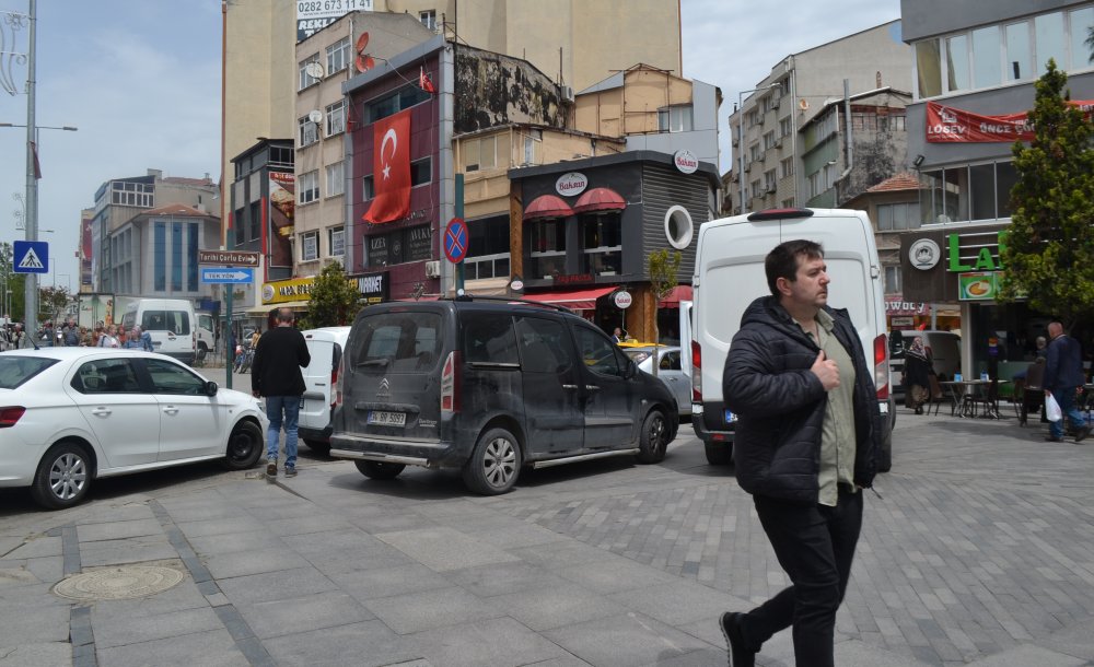 Araçların Kaldırım Üzerinde Ne İşi Var?