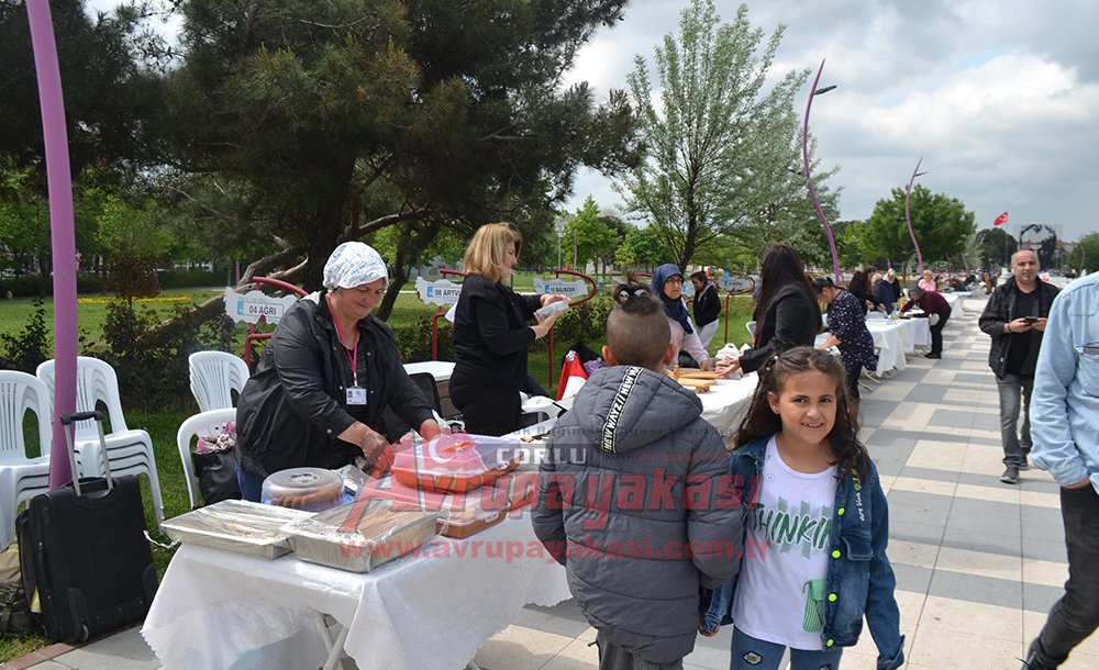 Hanımeli Çarşısı Cumhuriyet Parkı'nda Kuruldu