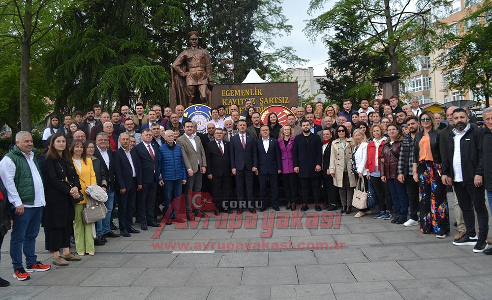 Partiler Anıta Çelen Sundu 