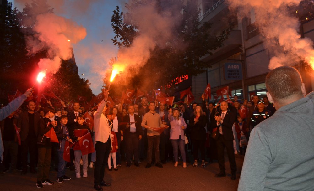 Fener Alayı Yürüyüşü Gelincik Tarlasına Döndü 