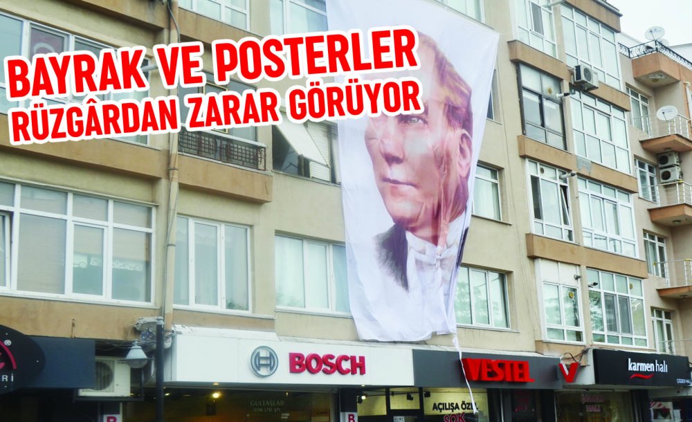 Bayrak Ve Posterler Rüzgârdan Zarar Görüyor