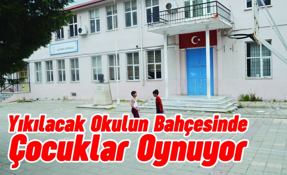 Yıkılacak Okulun Bahçesinde Çocuklar Oynuyor 