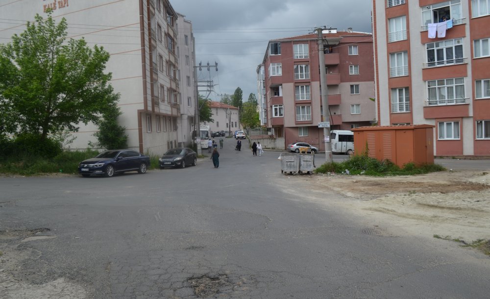 Kömürcü Caddesi Hizmet Bekliyor 