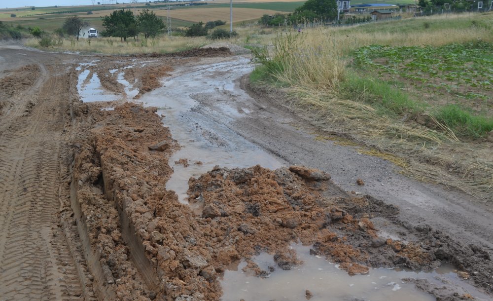 Tonlarca Su Boşa Aktı, Yol Kullanılmaz Hale Geldi