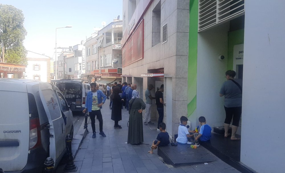 Bankalarda Bayram Yoğunluğu Yaşanıyor