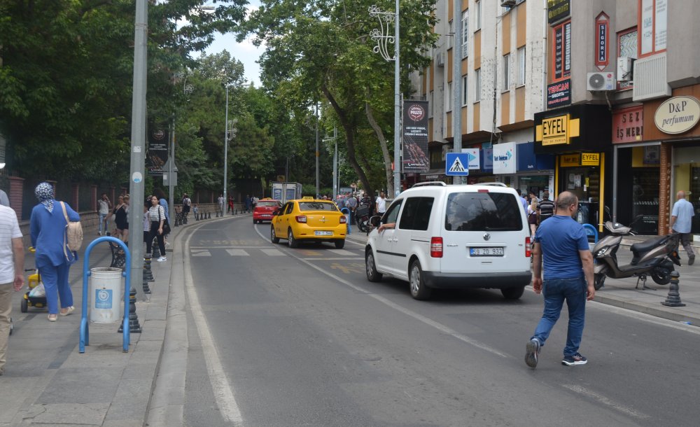 Omurtak Caddesi'ndeki Yazılar Ve Yol Çizgileri Silinmiş!